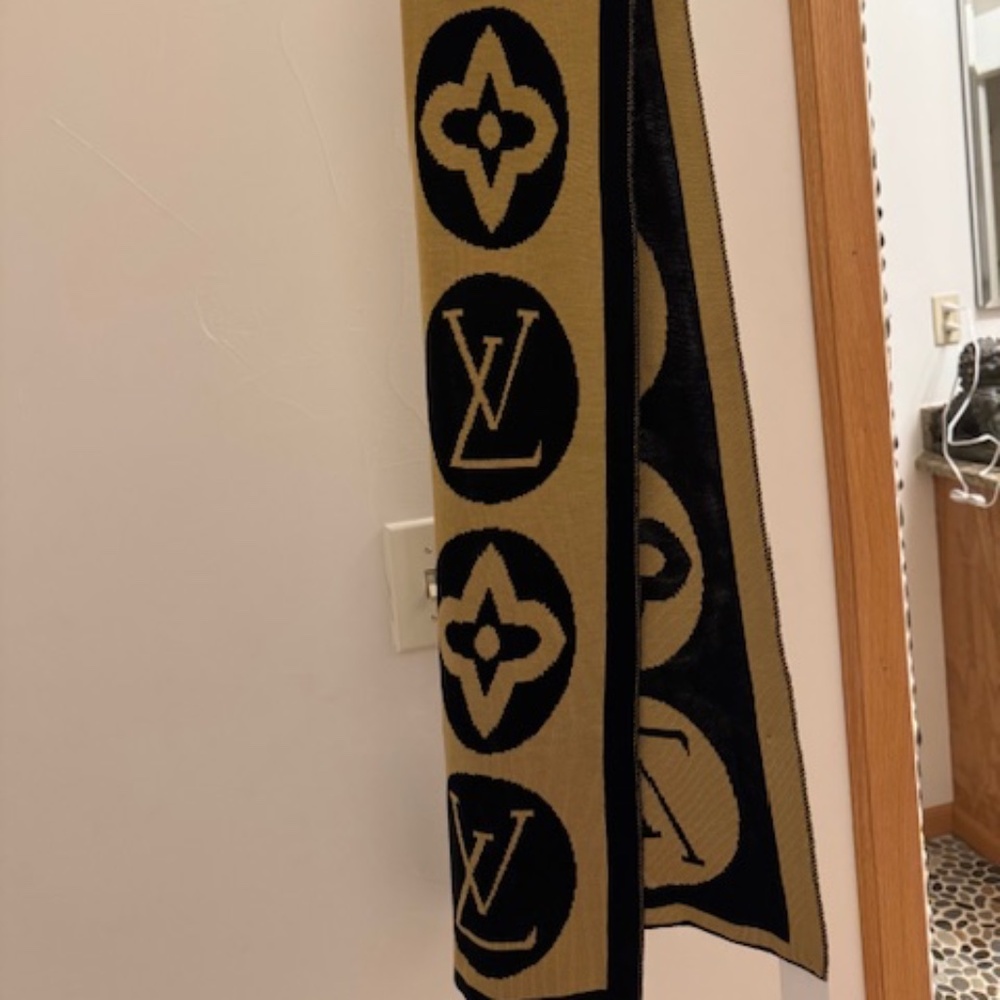 Louis Vuitton scarf, camel and black color , large, NEW